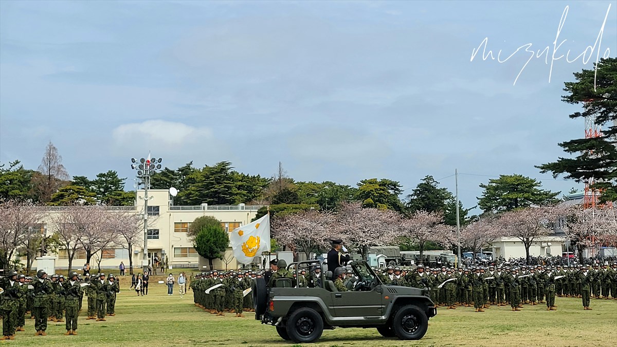 巡閲する若若松陸将補