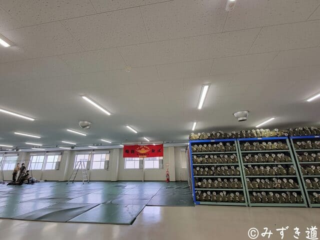 精鋭無比の赤い旗が掲げてある