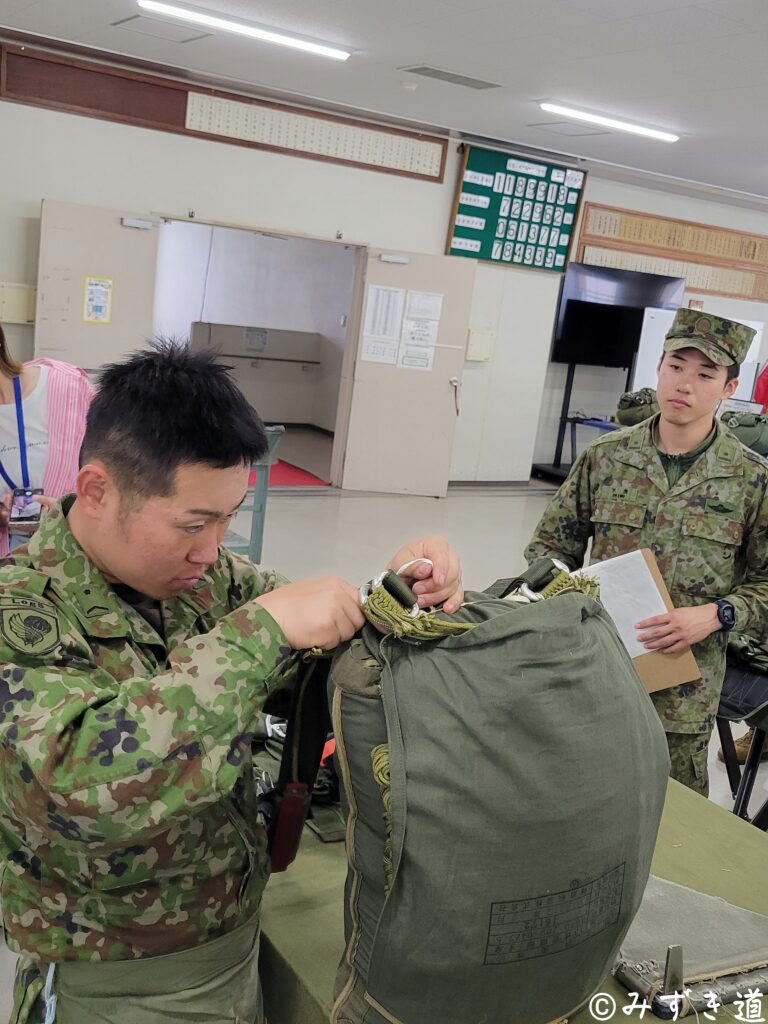 落下傘を包装する隊員