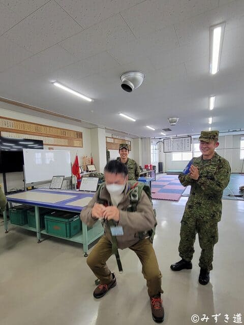 自由降下傘MC-4を装着しスクワットする防衛モニターの父親