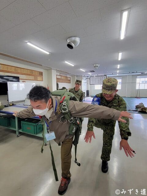 自由降下傘MC-4を装着し降下のポーズを取る防衛モニターの父親
