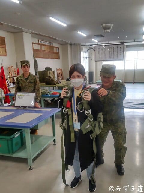 第1空挺団の方に自由降下傘MC-4を背負わせてもらう防衛モニター