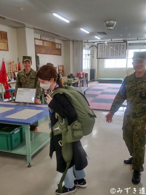 自由降下傘MC-4を装着しふらつく防衛モニター