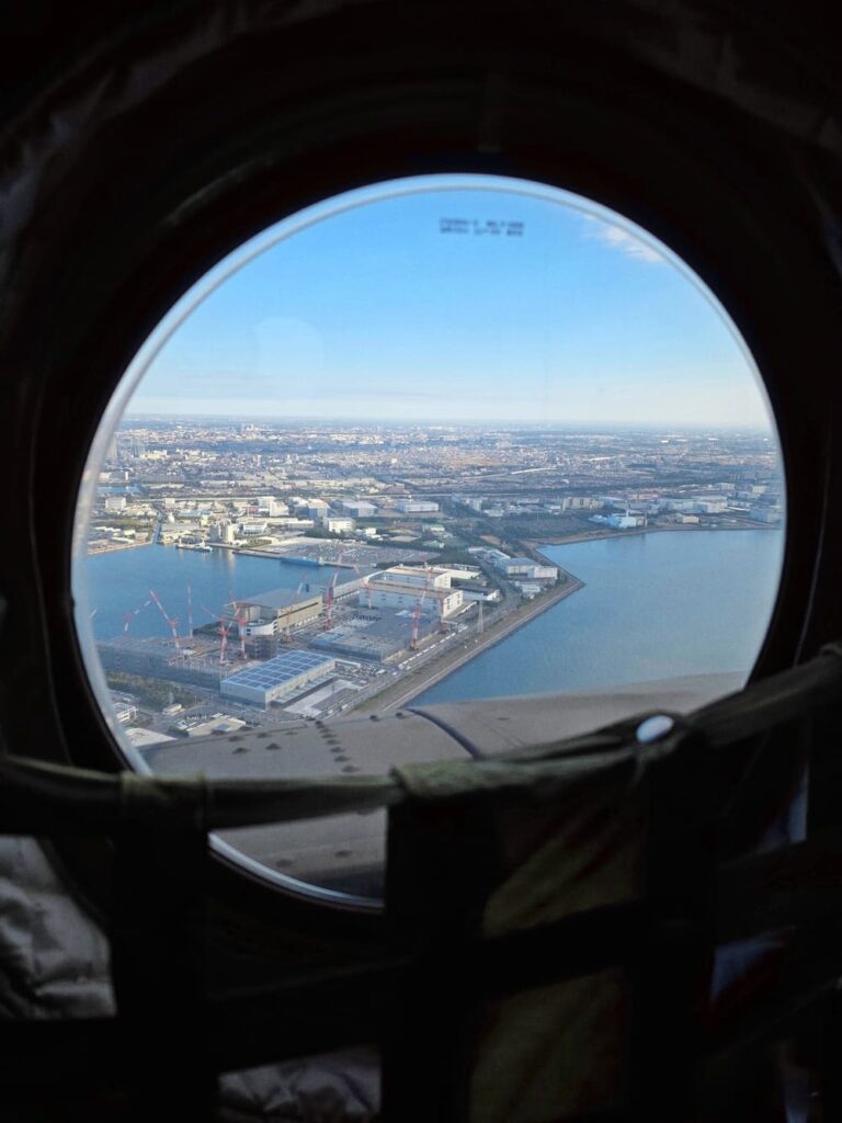 チヌーク（CH-47J）の窓から見える海の景色