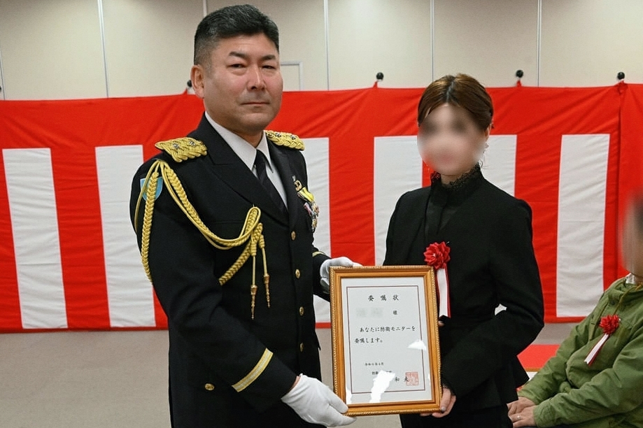 空挺団団長から委嘱状を受け取る防衛モニター