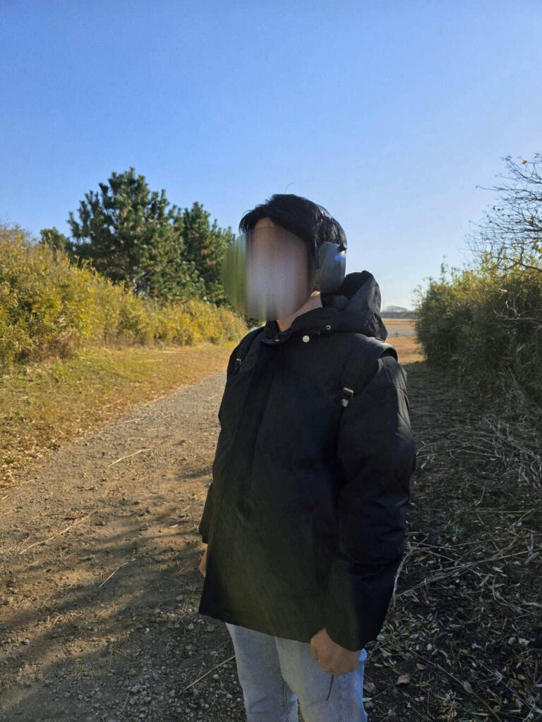 ヘッドホンを装着した夫