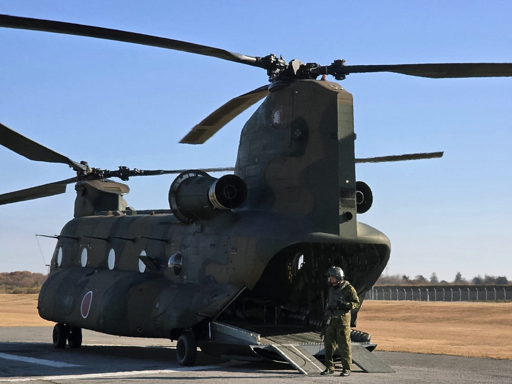 チヌーク（CH-47J）と隊員