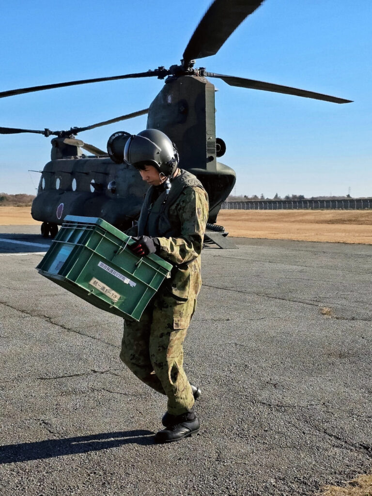 防音保護具VIP用と書かれた箱を運ぶ隊員