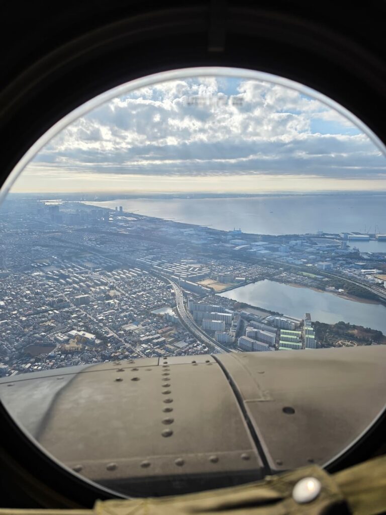 チヌーク（CH-47J）の窓から見える海の景色