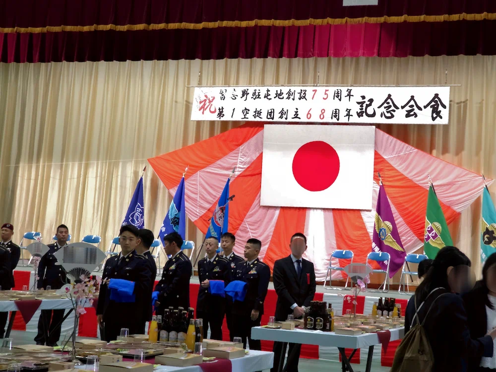 記念会食開始前、鏡開きの法被を準備する隊員たち