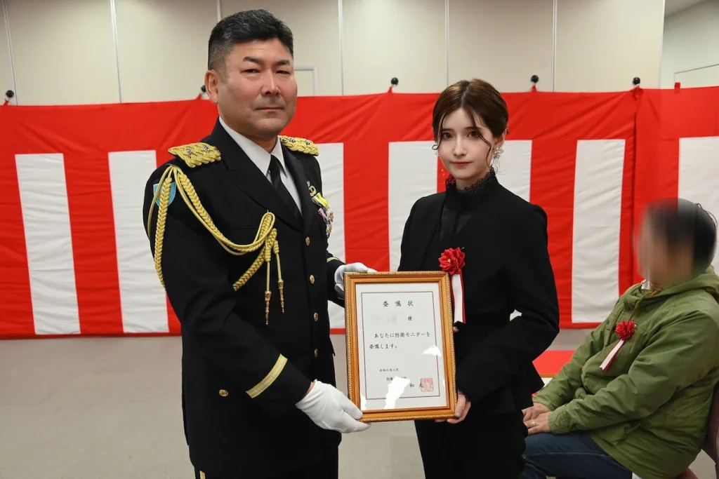 防衛モニター委嘱式にて、第31代空挺団長より委嘱状を授与される様子