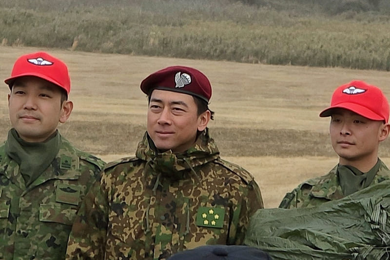 海老茶色のベレー帽を被った小泉進次郎防衛大臣