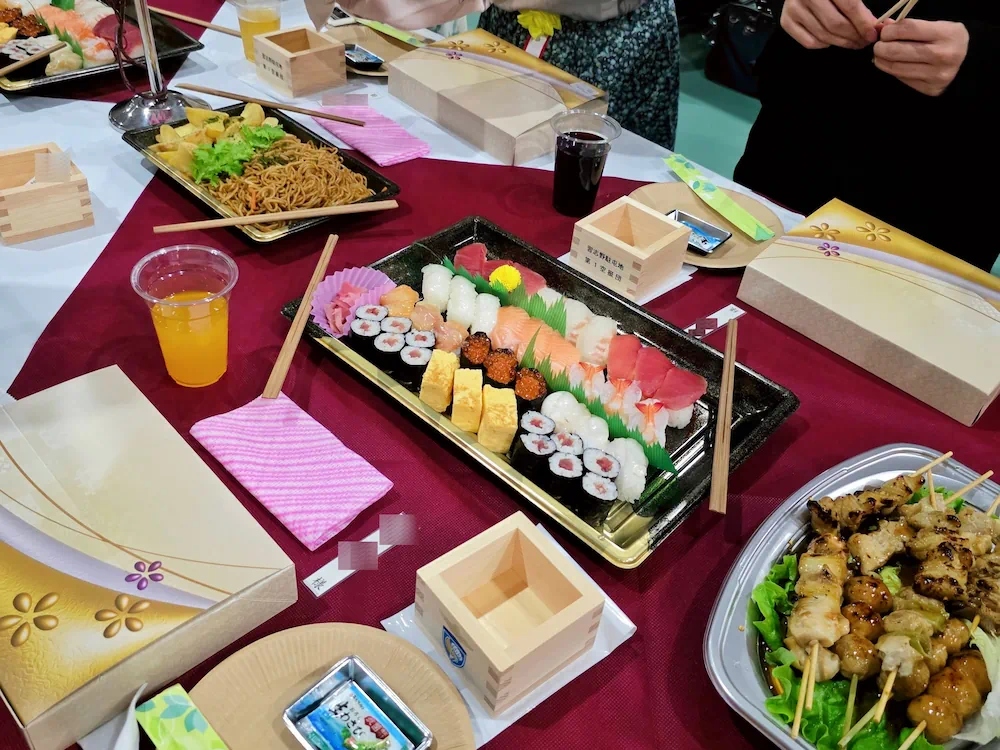 習志野駐屯地の会食で提供された寿司、焼き鳥、お弁当、枡など