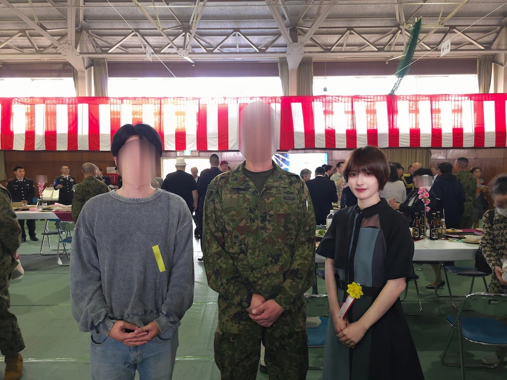 記念会食の会場にて、第1空挺団の活動をユーモアたっぷりに語ってくださった隊員の方と写真を撮る桐山水稀