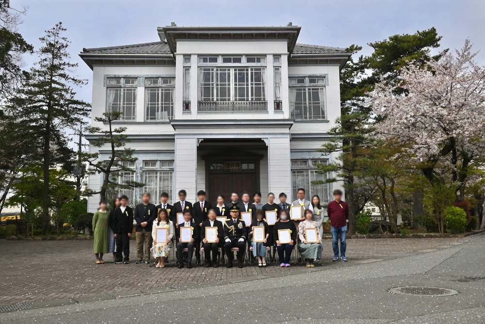 習志野駐屯地内の「空挺館」（旧陸軍騎兵連隊御馬見所）の前で、石原陸将補を囲み、防衛モニター・駐屯地モニター、その同伴者と共に撮影した記念写真