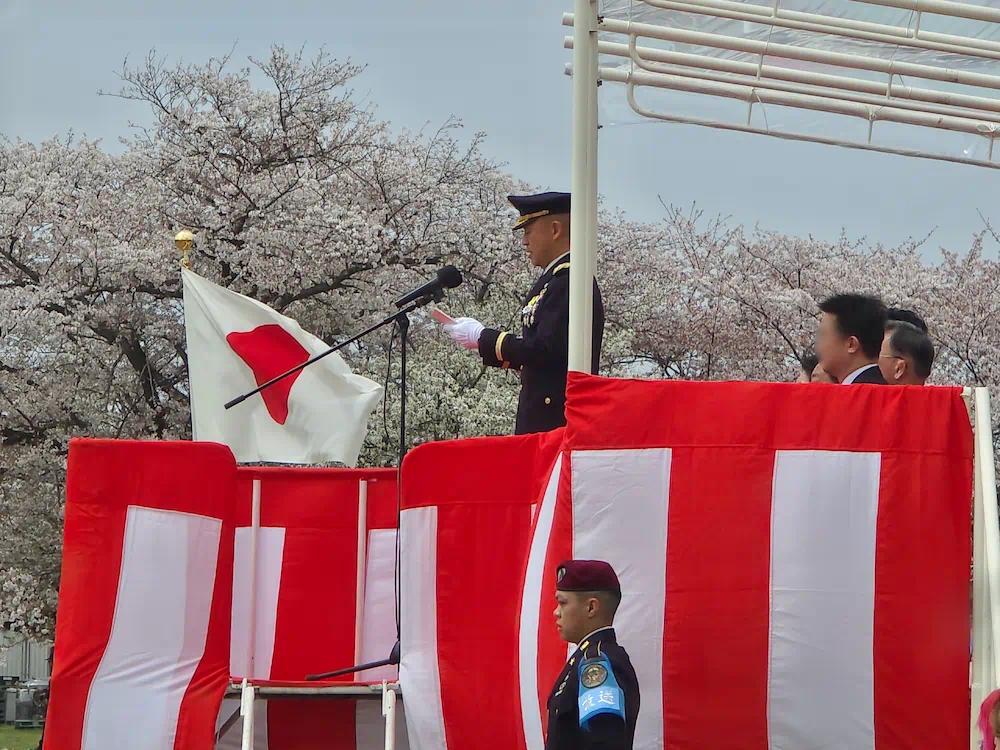 習志野駐屯地創立75周年記念行事で、桜が満開の中、式辞を述べる石原由尊陸将補