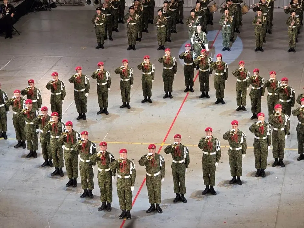 第1師団らっぱ隊がフォーメーションを組み、一斉に吹奏する様子