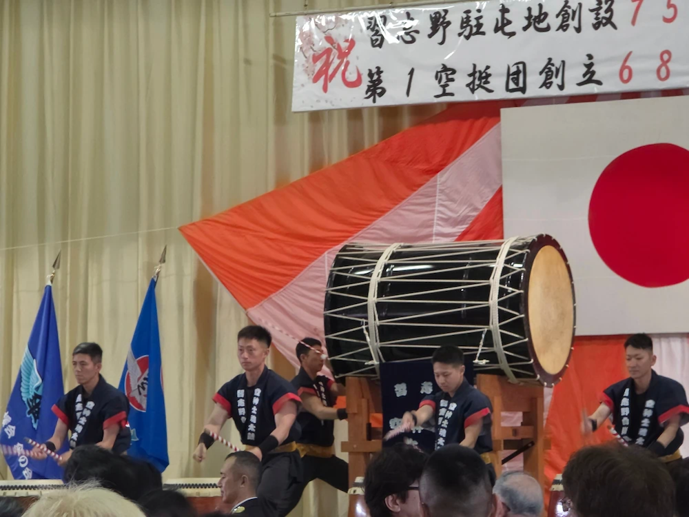 習志野駐屯地創立記念行事の会食で披露された、迫力の空挺太鼓