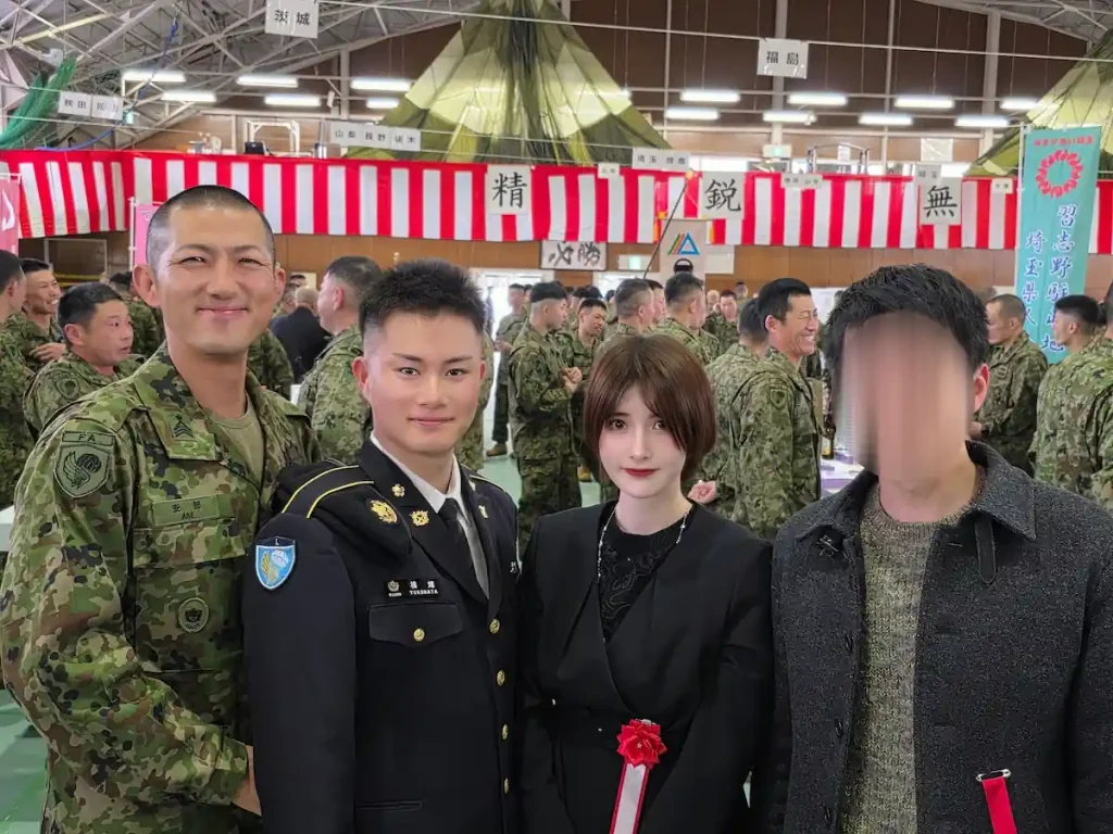 習志野駐屯地創立74周年・第1空挺団創立67周年記念行事の祝賀会食にて、自衛官の方々と記念撮影をする防衛モニター・桐山水稀