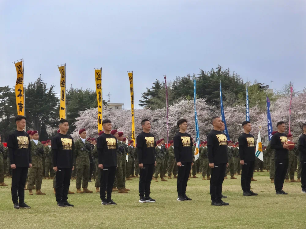 習志野駐屯地創設75周年・第1空挺団創立68周年記念行事にて、バスケットボール競技での3連覇を報告する隊員たち