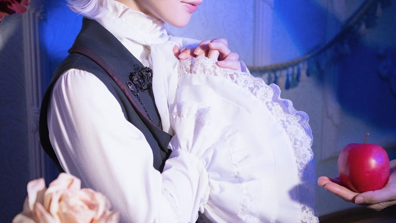 祈るように手を組む被写体