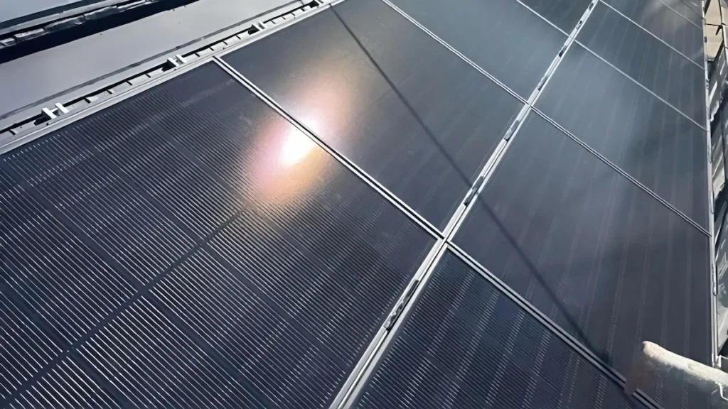 ダイワハウスの建築現場で屋根に設置された太陽光パネル