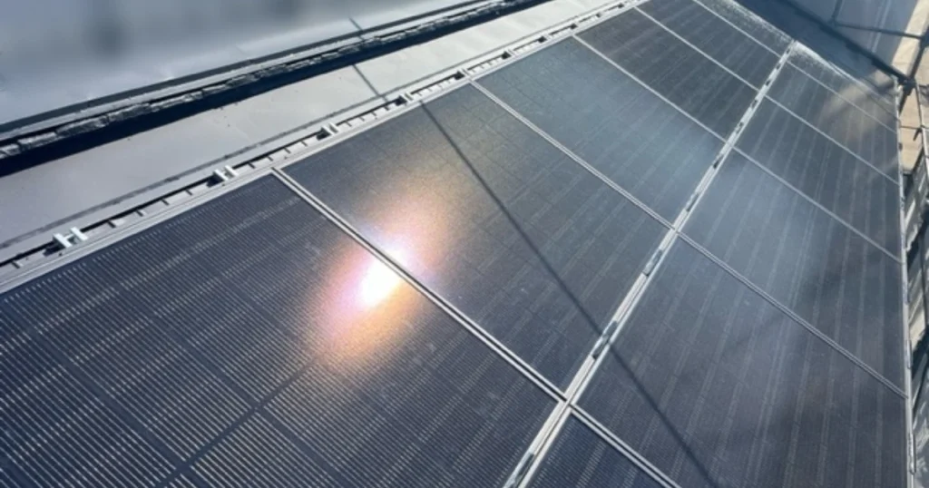 ダイワハウスの建築現場で屋根に設置された太陽光パネル